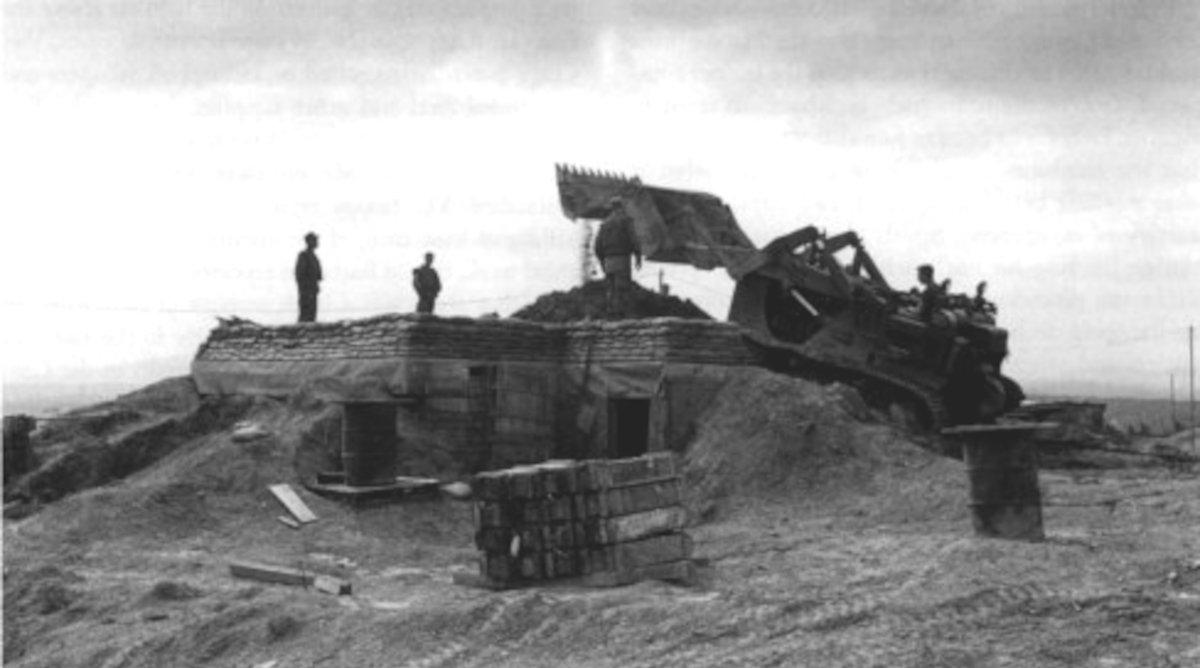 Marines_build_an_ammunition_bunker_at_Con_Thien,_January_1968