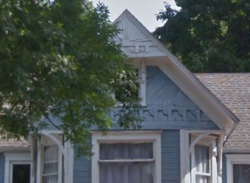 Decorative details on the front-gable end of the Hartman House as it appeared in 2014. (Source: google.com)