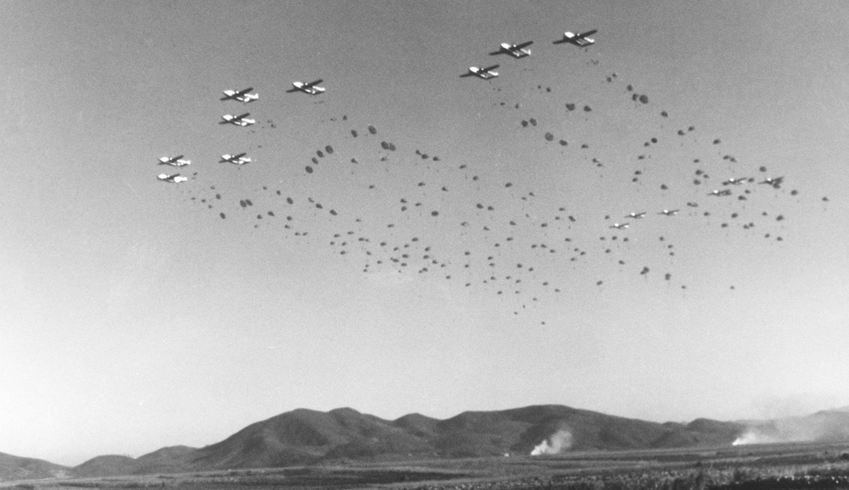 C-119s drop the 187th RCT over Korea, 1952. (Source: wikipedia.com)