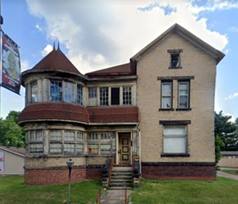 The Rhoads/Robinson house in Uhrichsville, Ohio, 2022. (Source: earth.google.com)