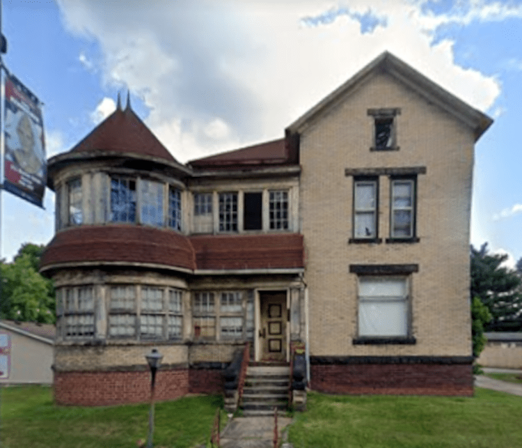 The Rhoads/Robinson house in Uhrichsville, Ohio, 2022. (Source: earth.google.com)