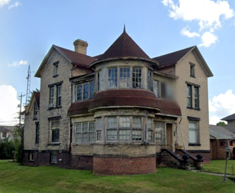 The Rhoads/Robinson house in Uhrichsville, Ohio, 2022. (Source: earth.google.com)