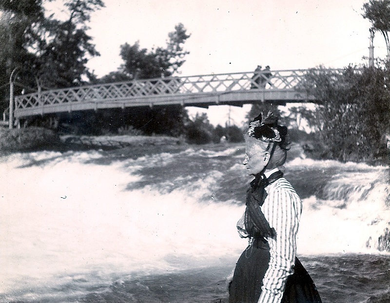 Catherine Hoover Rumbaugh photographed at an unrecorded location, c. 1900. (Source: findagrave.com)