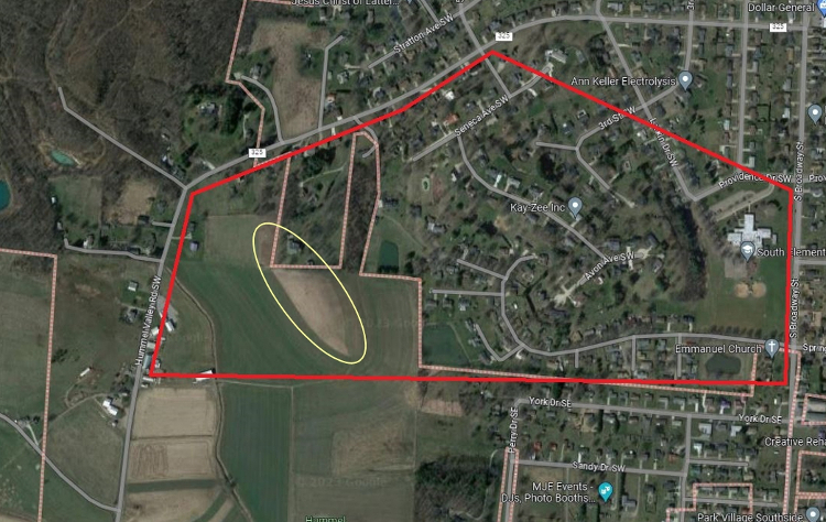 Modern satellite view of the Josiah Hensel's property (in red) with the hill on which the skeletons were found highlights (in yellow). (Source: google.com)