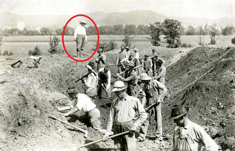 William C. Mills (circled) overseeing the 1915 excavation of the Temper Mound in Scioto County, Ohio. (Source: ohiomemory.org)