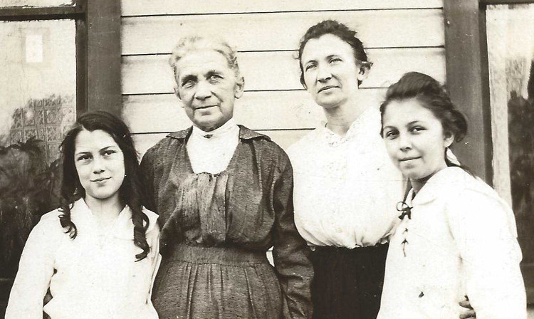 Margaret Weber (second from left) photographed in front of her home with a daughter and grandchildren, c. 1917. (Source: ancestry.com)