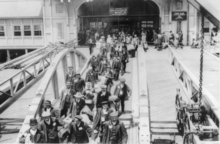 Recent immigrants leaving Ellis Island, New York, 1909. (Source: loc.gov)