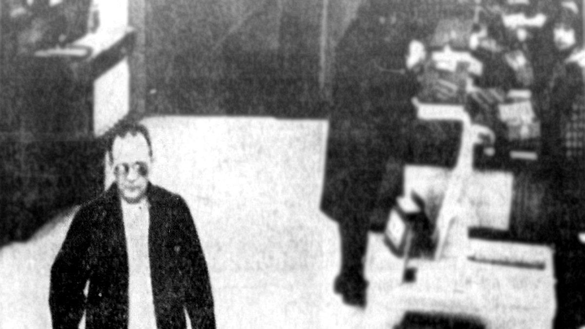 Closed circuit image captured during Delbert Sizemore's (in sunglasses) last bank robbery in May 1974. (Source: newspapers.com)