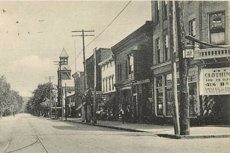 The first block of East High Street where the Candyland Confectionary was located, c. 1905. (Source: eBay.com)