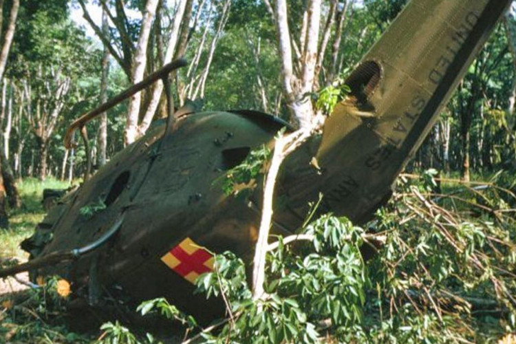 Photograph of the aftermath of the helicopter crash that killed SP6 James T. Conway, April 1970. (Source: 15thmedbnassociation.org)