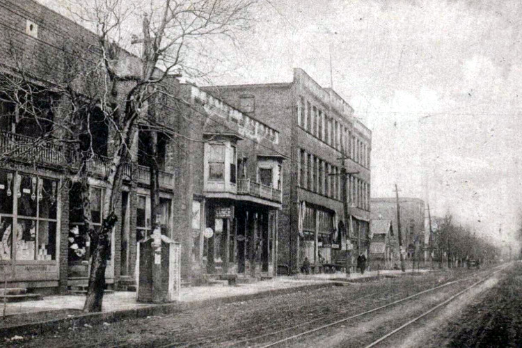 Postcard of downtown Strasburg, Ohio, c. 1910. (Source: ebay.com)
