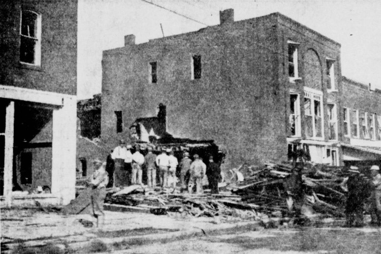 New Philadelphia, Ohio newspaper photograph of the aftermath of the Mineral City explosion, September 1933. (Source: newspapers.com)