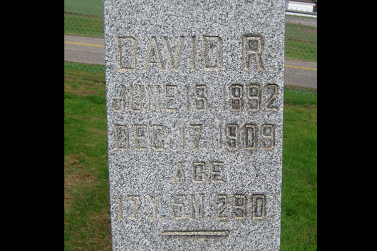 Detail from David Hinds' headstone in East Avenue Cemetery in New Philadelphia, Ohio, 2011. (Source: findagrave.com)