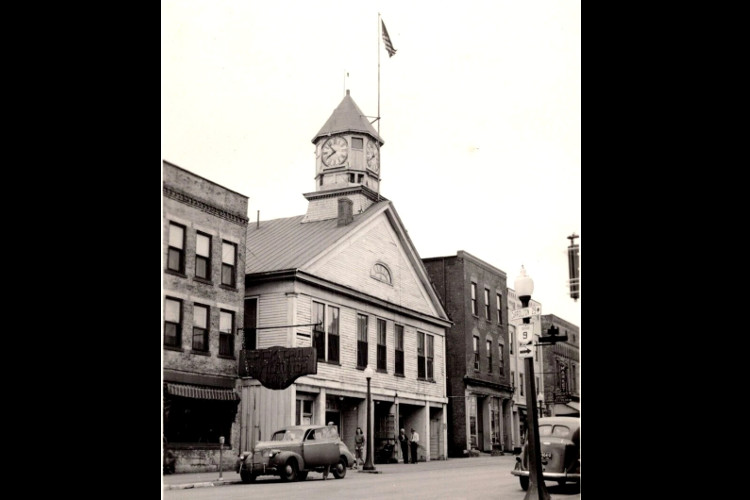 Postcard image of Salem City Hall, c. 1930s. (Source: ebay.com)