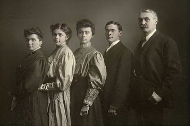 The Latto family, c. 1905. (Source: ancestry.com)
